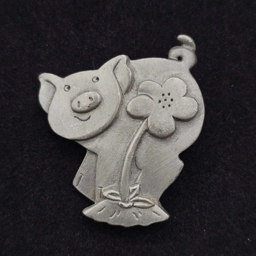 Pewter‎ Pig Brooch Vintage 1998 Flower Lapel Pin Signed Mali Farm Barn Animal